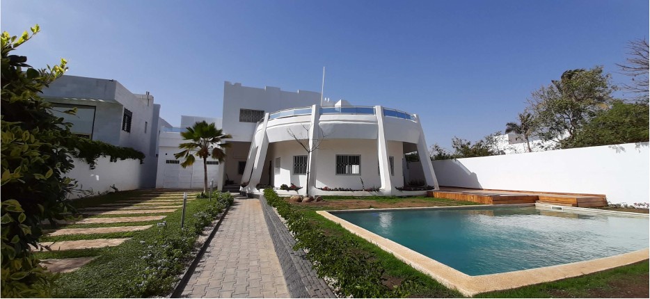 Villa résidentielle privée avec piscine et espaces extérieurs entretenus